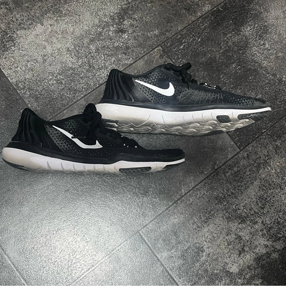 Nike Shoes - Nike Black and White FLYWIRE Tennis Shoes